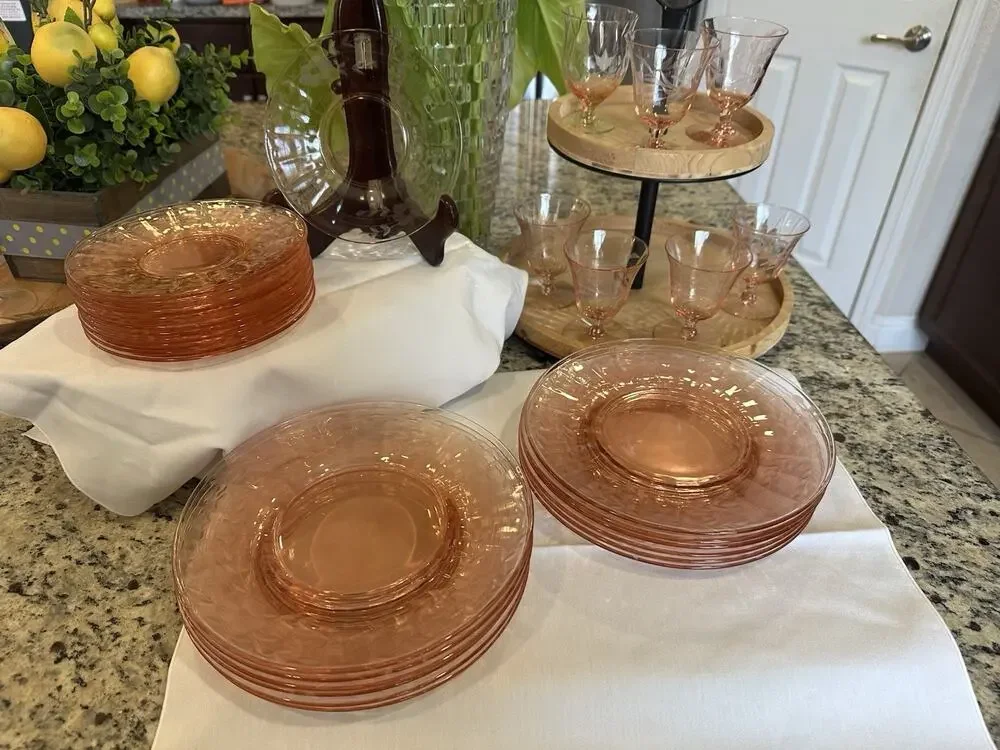 Vintage Depression glass 12 large plates, 11 small plates, & 7cups